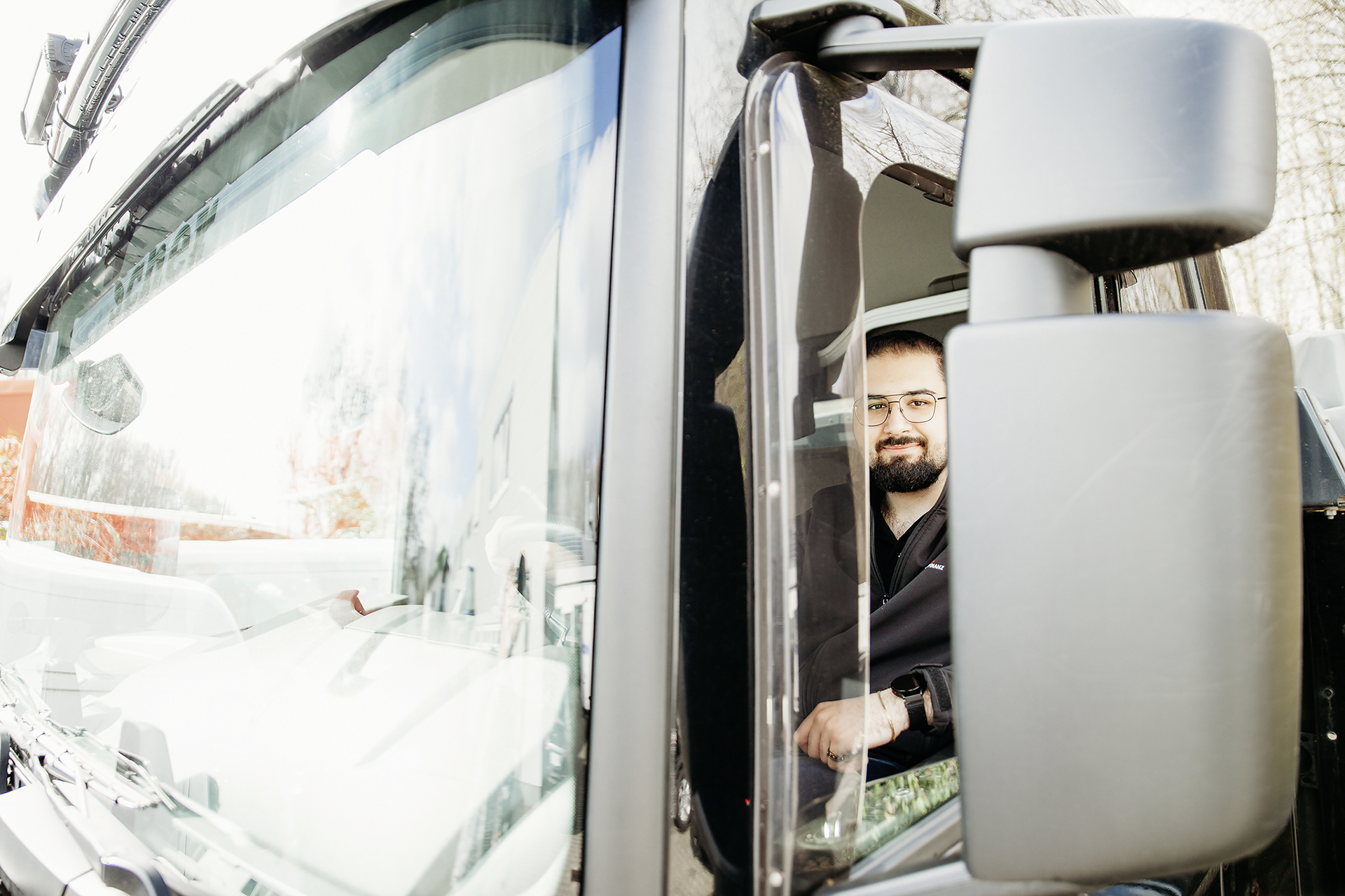 Ein Mann sitzt in einem LKW