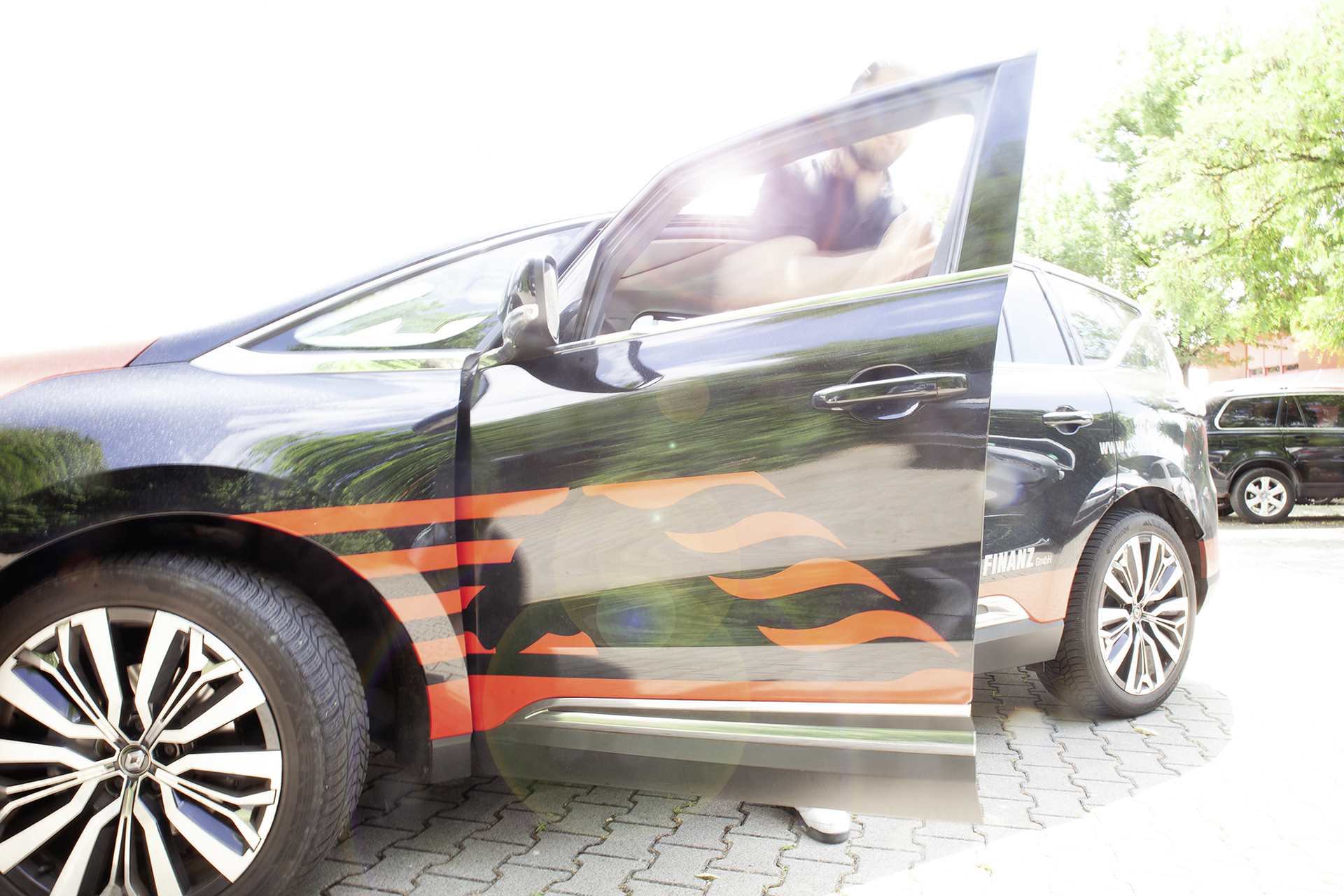 Eine Person steigt aus einem PKW aus